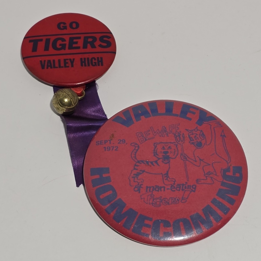 1972 Valley High School TIGERS Football Homecoming Pin Button Pinback Elgin Ia - Picture 3 of 7